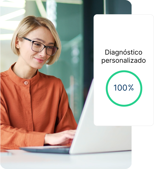 Profesional analizando información en portátil